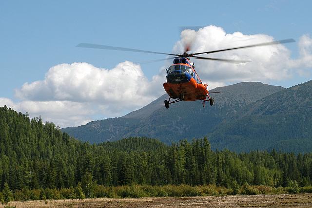 Посадка вертолета Ми-8 в районе озера Ак-Аттыг-Холь.